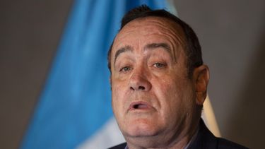 El presidente electo de Guatemala, Alejandro Giammattei, da una conferencia de prensa en el Teatro Nacional un día antes de asumir el poder en Ciudad de Guatemala el lunes 13 de enero de 2020. 