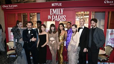 Elenco de Emily in París se reúne en la capital francesa con motivo del estreno de la tercera temporada.