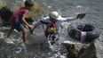 Jonny G&oacute;mez, un alba&ntilde;il de oficio y 22 a&ntilde;os de edad, regresa a la costa despu&eacute;s de pasar un d&iacute;a pescando en mar abierto en su&nbsp;inflable de neum&aacute;tico, en Playa Escondida, en La Guaira, Venezuela, el viernes 14 de agosto de 2020.&nbsp;
