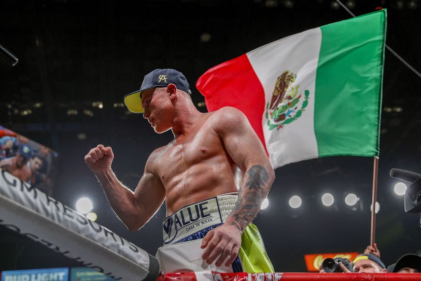 Canelo Álvarez celebra después de derrotar a Sergey Kovalev por nocaut en una pelea por el título de peso semipesado de la OMB, el sábado 2 de noviembre de 2019, en Las Vegas&nbsp;