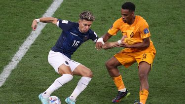El mediocampista de Ecuador, Jeremy Sarmiento, y el defensor de Países Bajos, Jurrien Timber, disputan el balón durante el choque entre ambas selecciones en la segunda vuelta del Mundial de Catar.