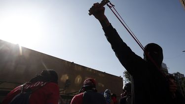 Un manifestante contra el gobierno usa su resortera durante choques con la polic&iacute;a en Santiago de Chile el viernes 22 de noviembre de 2019.&nbsp;