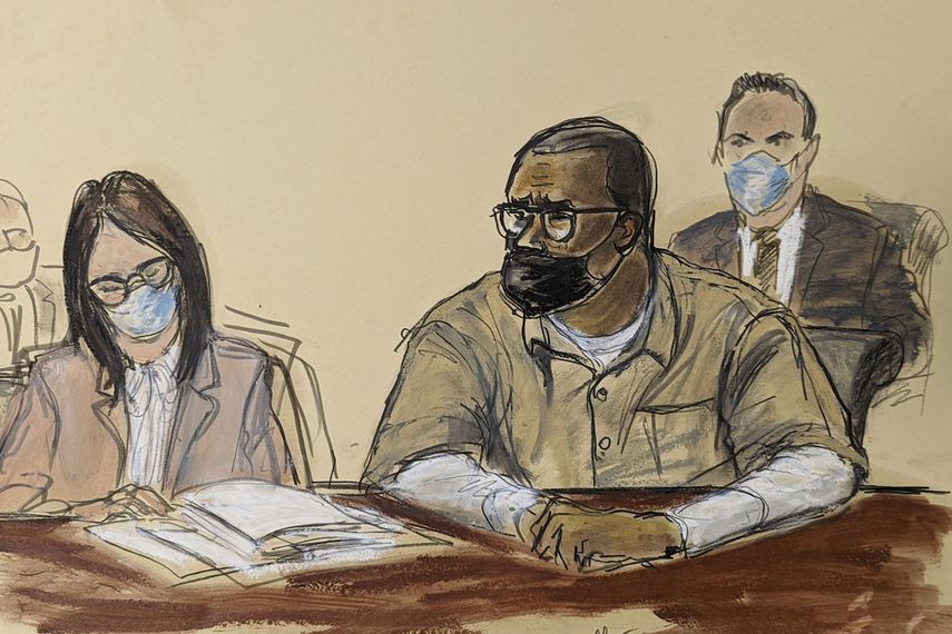 En este boceto de la corte, R. Kelly y su abogada Jennifer Bonjean, a la izquierda, durante la audiencia de su sentencia en un tribunal federal en Nueva York, el miércoles 29 de junio de 2022.&nbsp;