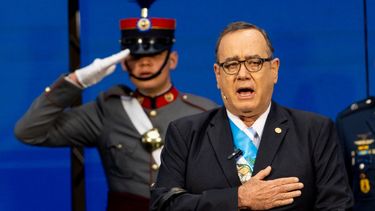 El&nbsp; expresidente de Guatemala, Alejandro Giammattei, canta el himno nacional antes de dar su tercer discurso anual a la nación en el Palacio Nacional de la Ciudad de Guatemala.