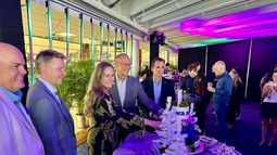 Bogi Nils Bogason, presidente de Icelandair, corta la torta que anuncia el inicio de los vuelos entre Miami e Islandia.