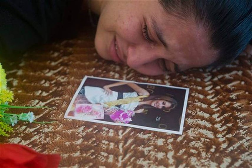 Una amiga de María José Alvarado llora sobre el ataúd de la Miss Mundo Honduras. (EFE)