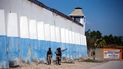  Agentes de la policía nacional recorren el perímetro de la prisión civil Croix-des-Bouquets en Puerto Príncipe, Haití, el 25 de febrero de 2021, tras la fuga de varios reclusos