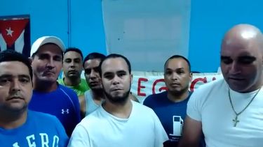 Un grupo de los cubanos que se encontraban detenidos en el Centro de Detención de inmigrantes en Islas Caimán, durante una protesta en julio de 2018.