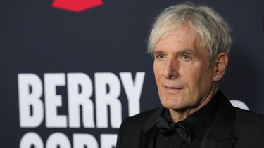 El cantante Michael Bolton llega a la Persona del Año de MusiCares en honor a Berry Gordy y Smokey Robinson en el Centro de Convenciones de Los Ángeles el viernes 3 de febrero de 2023.&nbsp;
