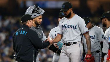 El mánager Clayton McCullough de los Marlins de Miami retira del montículo a Sandy Alcántara&nbsp;