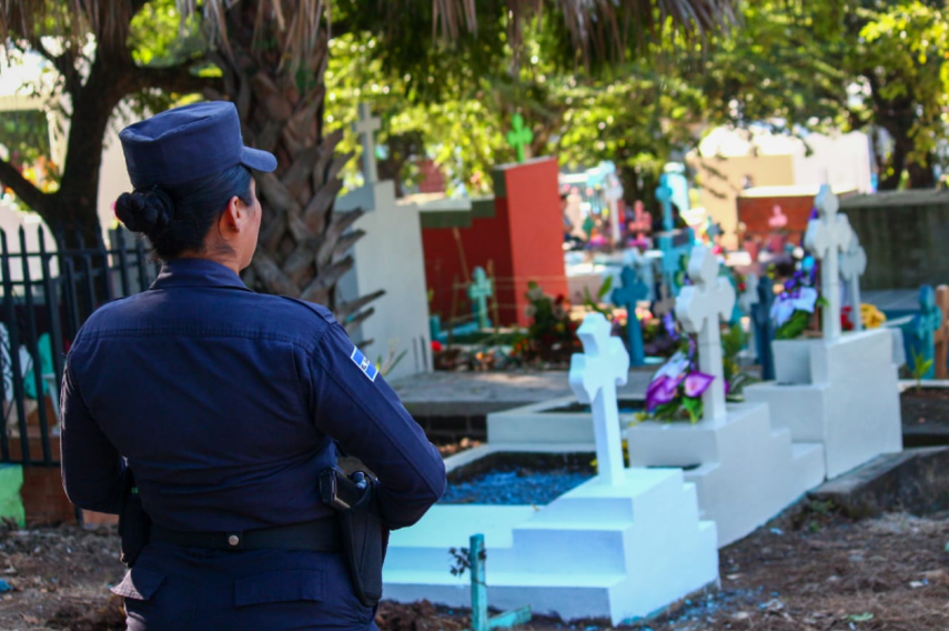 La policía de El Salvador comenzó a destruir tumbas con pintadas de pandilleros en cementerios públicos