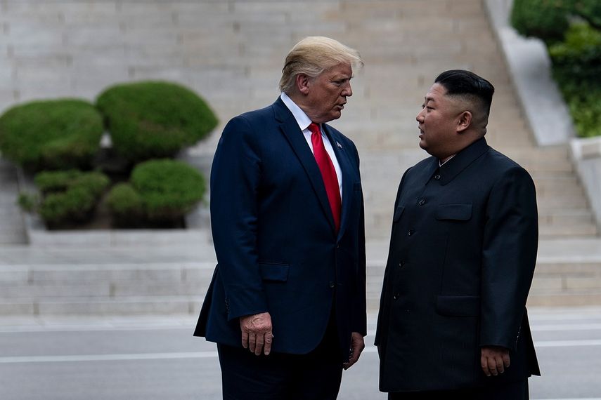 El presidente Donald Trump, junto al l&iacute;der norcoreano, Kim Jong-un, el 30 de junio de 2019 en la zona desmilitarizada de Panmunjom, Corea.