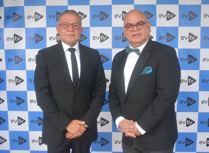 El propietario de la planta televisiva, Carlos Méndez y el periodista Carlos Acosta.