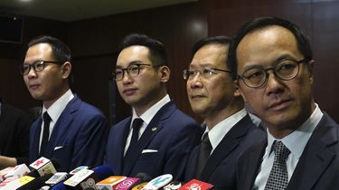 Cuatro legisladores prodemocracia de Hong Kong, (de izquierda a derecha) Dennis Kwok, Alvin Yeung, Kwok Ka-ki y Kenneth Leung, escuchan preguntas de reporteros durante una conferencia de prensa en el Consejo Legislativo de Hong Kong, el 11 de noviembre de 2020.