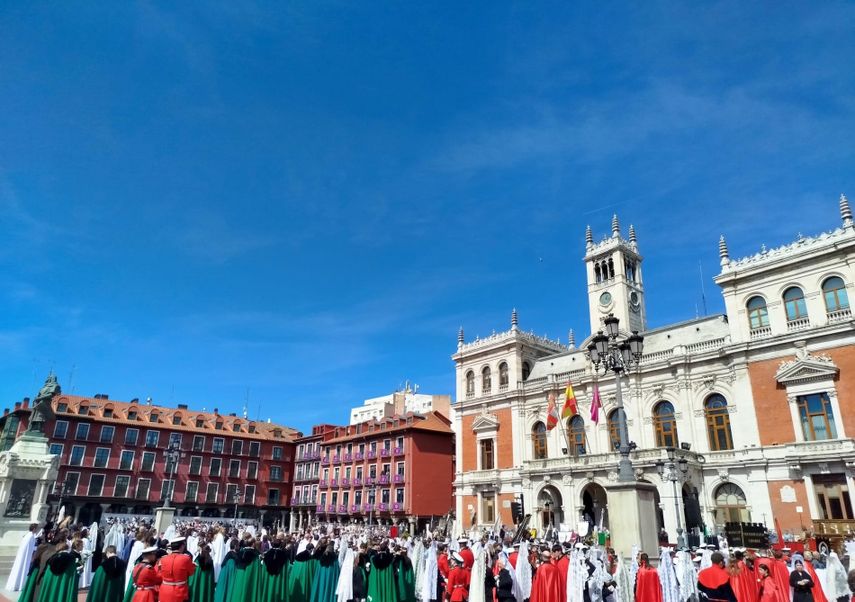 Miles de personas viven el Encuentro entre Jesús Resucitado y la Virgen de la Alegría en la Plaza Mayor de Valladolid.