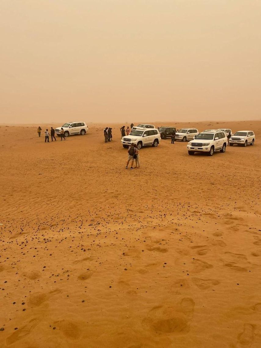 Turistas esperan para realizar el tour safari por el desierto de Al Batayih, en Sharjah.&nbsp;