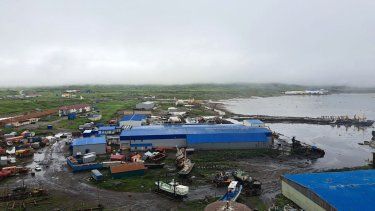 Esta fotografía, publicada por el Gobierno de la Región de Sajalín el 30 de julio de 2025, muestra el tsunami que azotó Severo-Kurilsk, en la isla de Paramushir, en las islas Kuriles del norte de Rusia. Uno de los terremotos más fuertes jamás registrados azotó el Lejano Oriente, escasamente poblado, la madrugada del 30 de julio, provocando tsunamis de hasta cuatro metros (12 pies) en el Pacífico y provocando evacuaciones desde Hawái hasta Japón.&nbsp; 