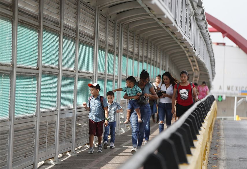 En esta fotograf&iacute;a del 28 de junio de 2019, unos residentes con visas caminan por el puente internacional Puerta M&eacute;xico para ingresar a Estados Unidos, en Matamoros, en el estado de Tamaulipas, M&eacute;xico.&nbsp;