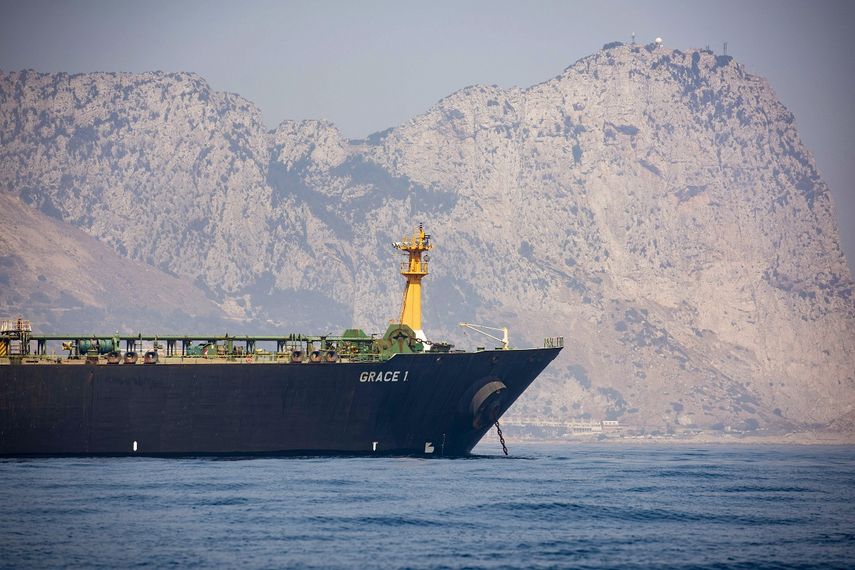 Vista del buque cisterna Grace 1, con el trasfondo del Pe&ntilde;&oacute;n de Gibraltar, anclado en el territorio brit&aacute;nico de Gibraltar. El agente naviero del buque dijo el s&aacute;bado 17 de agosto de 2019 que &eacute;ste se prepara para zarpar de Gibraltar en 24 a 48 horas, pese a los esfuerzos de Estados Unidos de volver a incautarlo.