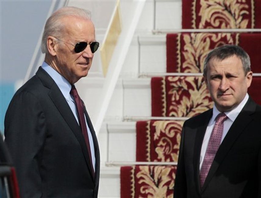 El vicepresidente de Estados Unidos, Joe Biden es recibido por el ministro de Exteriores de Ucrania Andrii Deshchytsia en el aeropuerto de Borispol, Ucrania. Foto: AP