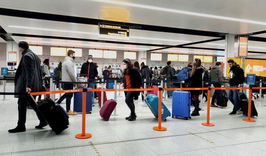 En esta imagen del 20 de diciembre de 2020, pasajeros haciendo fila para facturar en el aeropuerto de Gatwick, en West Sussex, Inglaterra, al sur de Londres.&nbsp;
