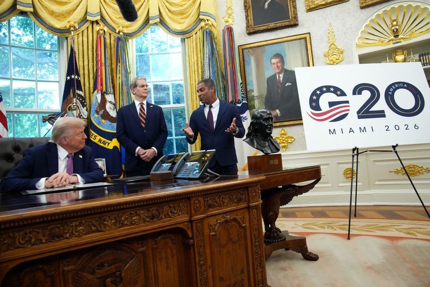 El alcalde de la Ciudad de Miami Francis Suárez dialoga con el presidente Donald Trump en la Oficina Oval, y en presencia del secretario del Tesoro Scott Bessent
