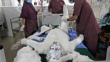 Varios m&eacute;dicos atienden el s&aacute;bado 5 de septiembre de 2020 a una persona que se quem&oacute; al estallar un gasoducto junto a la mezquita en la que se encontraba, en Daca, Bangladesh.