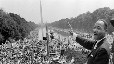 Martin Luther King Jr. saluda a sus seguidores el 28 de agosto de 1963 en el Paseo Nacional en Washington durante la “Marcha en Washington por el empleo y la libertad” en la que King pronunció su famoso discurso “Tengo un sueño”, que movilizó a los partidarios contra la segregación y dio impulso a la Ley de derechos civiles de 1964