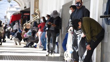 Bolivianos esperan formados para comprar di&oacute;xido de cloro en una farmacia en Cochabamba, Bolivia, 17 de julio de 2020. Aumenta la recolecci&oacute;n de cad&aacute;veres en Cochabamba y La Paz.