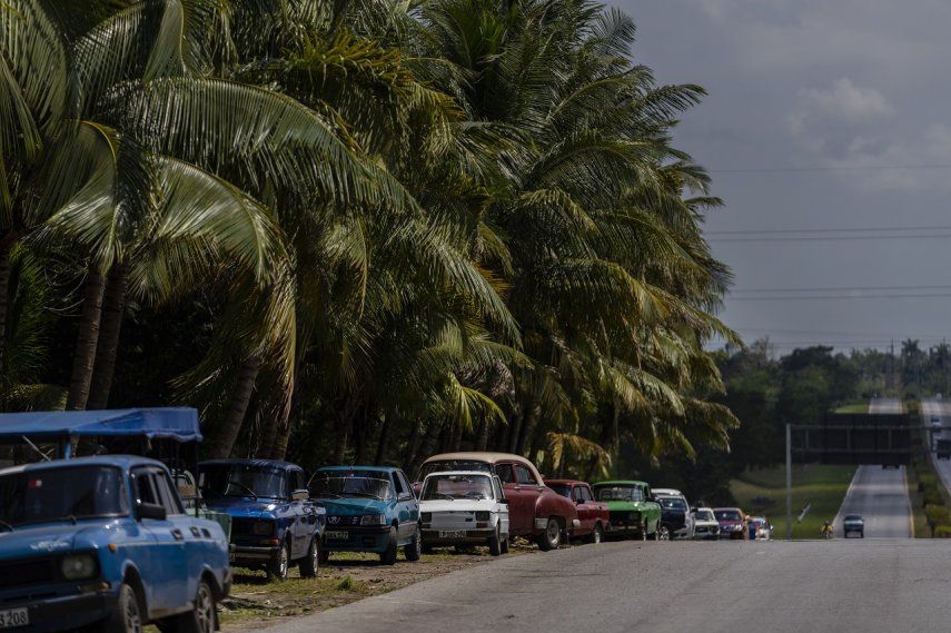 La gente hace fila para poder reabastecer sus autos en La Habana, Cuba, el lunes 24 de abril de 2023. La capital de Cuba ha estado restringiendo las ventas de combustible, amenazando con debilitar aún más una economía tambaleándose por apagones de energía e inflación galopante.