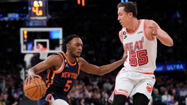 Immanuel Quickley, base de los Knicks de Nueva York, avanza frente a Duncan Robinson, del Heat de Miami, en el partido del miércoles 29 de marzo de 2023&nbsp;