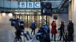 Periodistas esperan fuera de la entrada de las oficinas de la BBC en Londres. Periodistas esperan fuera de la entrada de las oficinas de la BBC en Londres.