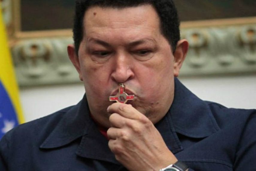  El fallecido mandatario venezolano acostumbraba dejar una silla vacía en las reuniones con sus asesores para Simón Bolívar (ARCHIVO)