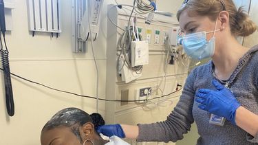 La joven estadounidense que se peinó con pegamento extra fuerte pidió ayuda en las redes sociales.