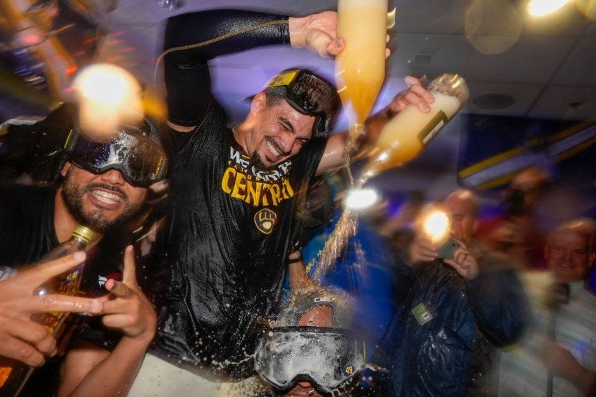 El dominicano Willy Adames, de los Cerveceros de Milwaukee, derrama champaña en el festejo tras la victoria sobre los Filis de Filadelfia, el miércoles 18 de septiembre de 2024&nbsp;