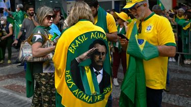 Partidarios del presidente de Brasil, Jair Bolsonaro, esperan su llegada para el lanzamiento de su campaña de reelección para las próximas elecciones nacionales de octubre, en Juiz de Fora, estado de Minas Gerais.