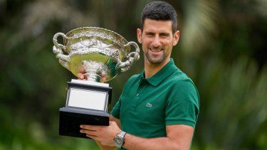 En foto del 30 de enero del 2023, el serbio Novak Djokovic sostiene el trofeo tras ganar el Abierto de Australia al superar al griego Stefanos Tsitisipas.