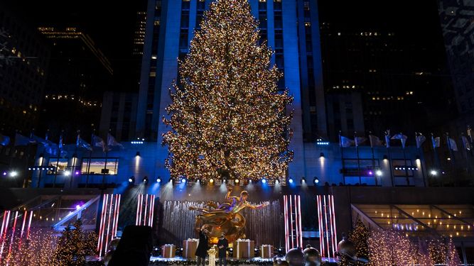 Más de 50.000 luces iluminan el árbol de Navidad de Rockefeller Center durante la ceremonia de encendido, el miércoles 2 de diciembre de 2020, en Nueva York.&nbsp;