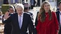 En esta imagen de archivo, el primer ministro de Gran Bretaña, Boris Johnson, saluda a la prensa a su salida de un centro de convenciones con su esposa, Carrie Johnson, antes de participar en la conferencia del partido Conservador en Manchester, Inglaterra, el 6 de octubre de 2021. En esta imagen de archivo, el primer ministro de Gran Bretaña, Boris Johnson, saluda a la prensa a su salida de un centro de convenciones con su esposa, Carrie Johnson, antes de participar en la conferencia del partido Conservador en Manchester, Inglaterra, el 6 de octubre de 2021.