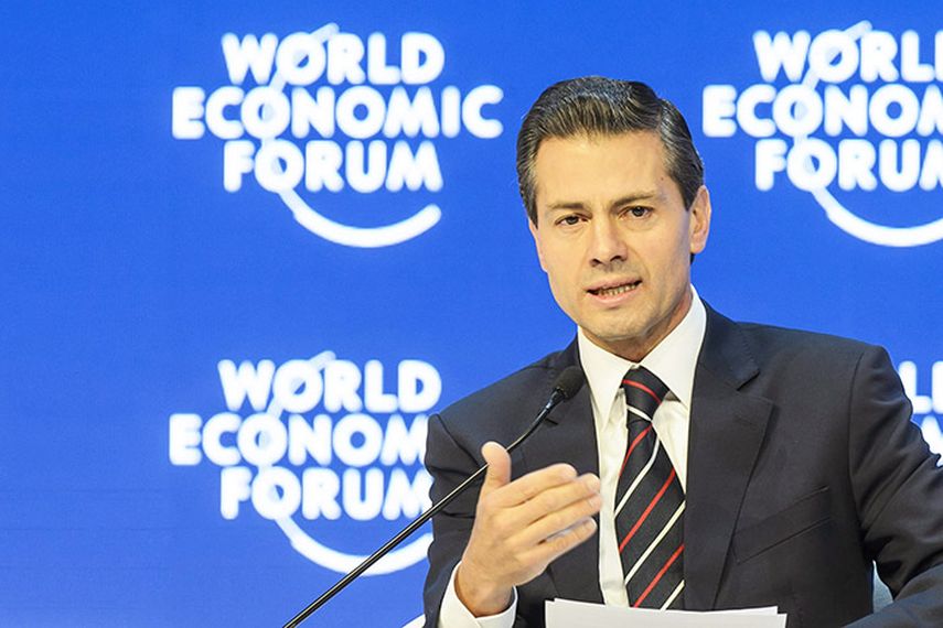 El presidente mexicano, Enrique Peña Nieto, participa en una mesa redonda en el ámbito de la cuadrigésimo sexta edición del Foro Económico Mundial en Davos, Suiza. (EFE)