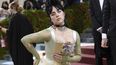 Billie Eilish llega a la gala a beneficio del Instituto del Vestido del Museo Metropolitano de Arte para celebrar la inauguración de la exposición In America: An Anthology of Fashion el lunes 2 de mayo de 2022 en Nueva York. La cantante forma parte de la nueva serie de Amazon Prime Video, Swarm.