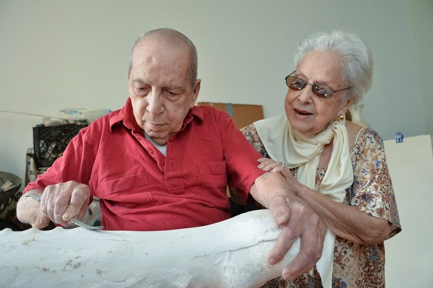 Roberto Estopiñán trabajando en una de sus más recientes creaciones. (ÁLVARO MATA)