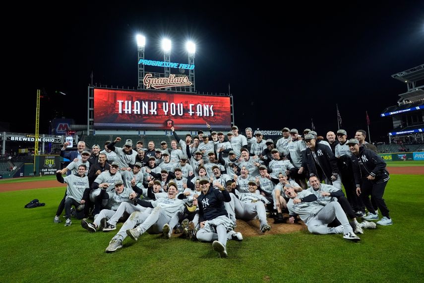 Los Yankees de Nueva York posan tras eliminar a los Guardianes de Cleveland en la Serie de Campeonato de la Liga Americana,&nbsp;