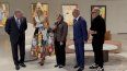 De izquierda a derecha, el presidente de Miss Universo, Raúl Rocha Cantú, la Miss Universo Victoria Kjær Theilvig, la alcaldesa de Miami-Dade Daniella Levine Cava, Gary Nader y Emilio Estefan.&nbsp;