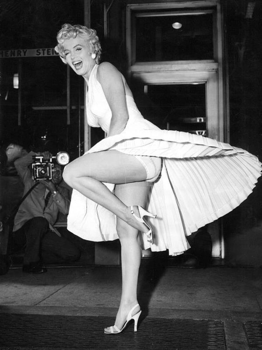 La actriz Marilyn Monroe posa para los fotógrafos encima de una de las salidas de ventilación del metro de Nueva York, durante el rodaje de la película La tentación vive arriba.&nbsp;