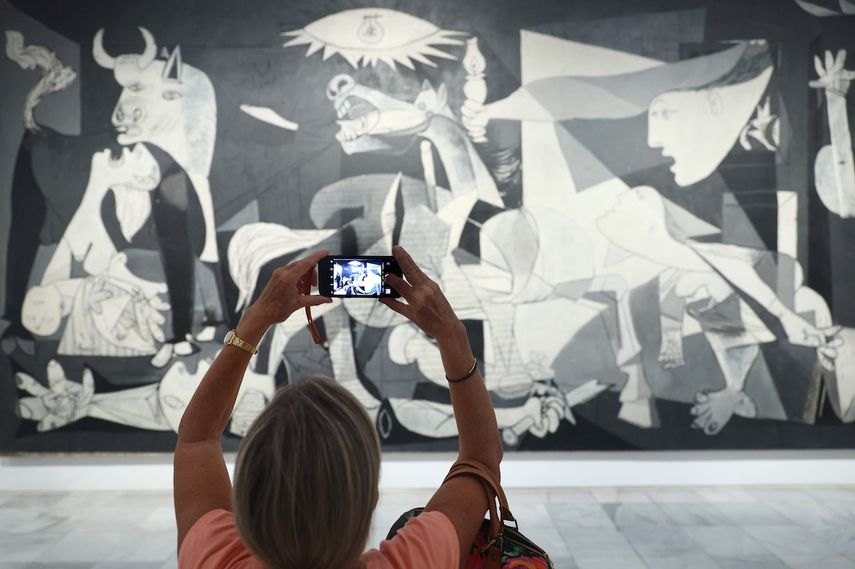 Una mujer fotografía la obra de Picasso Guernica durante la presentación de los actos conmemorativos del Año Picasso, en el Museo Reina Sofía, a 12 de septiembre de 2022, en Madrid, España. El ministro Miquel Iceta rechazó que se cancele al pintor por el trato a sus parejas.