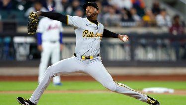 El cubano Aroldis Chapman, de los Piratas de Pittsburgh, hace un lanzamiento ante los Mets de Nueva York, durante el juego del lunes 15 de abril de 2024&nbsp;