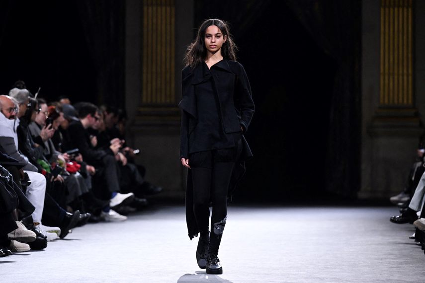 Una modelo presenta una creación de la colección Otoño-Invierno 2023-2024 del japonés Yohji Yamamoto Womenswear durante la Semana de la Moda de París el 3 de marzo de 2023.
