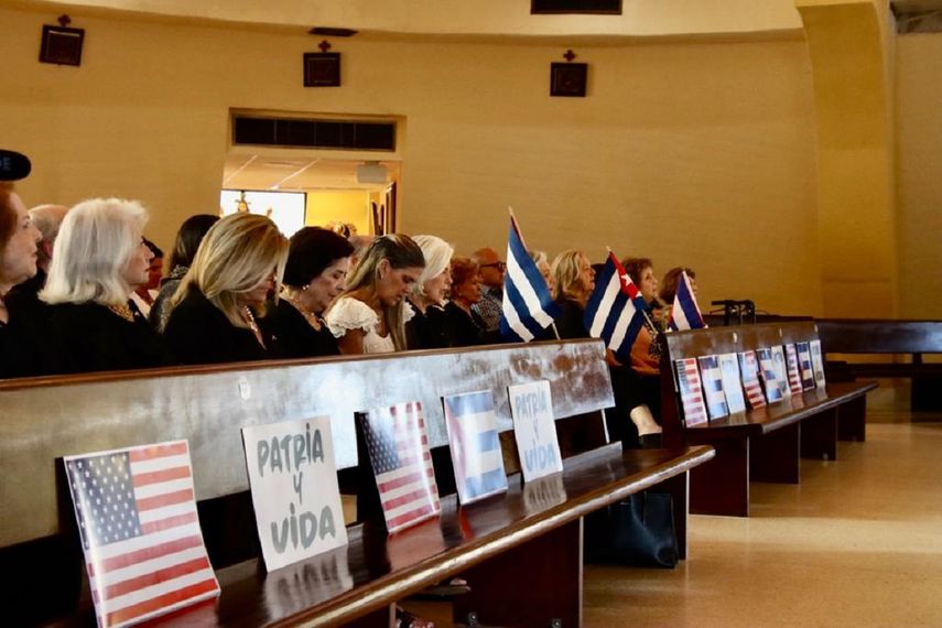 Momento de la ceremonia cuando los asistentes oraban por la libertad de Cuba, cuando se cumple un año de las protestas espontáneas ocurridas en Cuba el 11 de julio de 2021.&nbsp;
