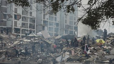 Rescatistas realizan labores de búsqueda de personas desaparecidas en una zona afectada por los terremotos, este domingo, en Tanaguaneras, La Guaira (Venezuela).&nbsp; 